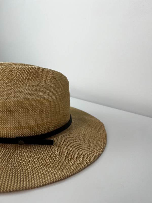 Очень легкая шляпка из соломенного плетения песочного цвета