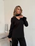 Женская блузка украшена натуральными перьями черного цвета