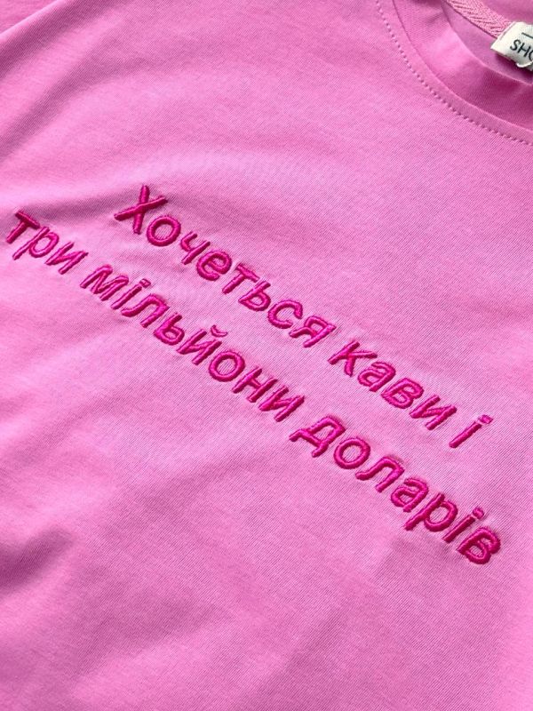 Нежная футболка с трикотажом и качественной вышивкой