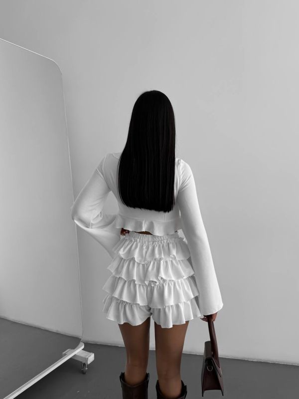 Невероятный комплект из топа и шортиков с воланами белого цвета
