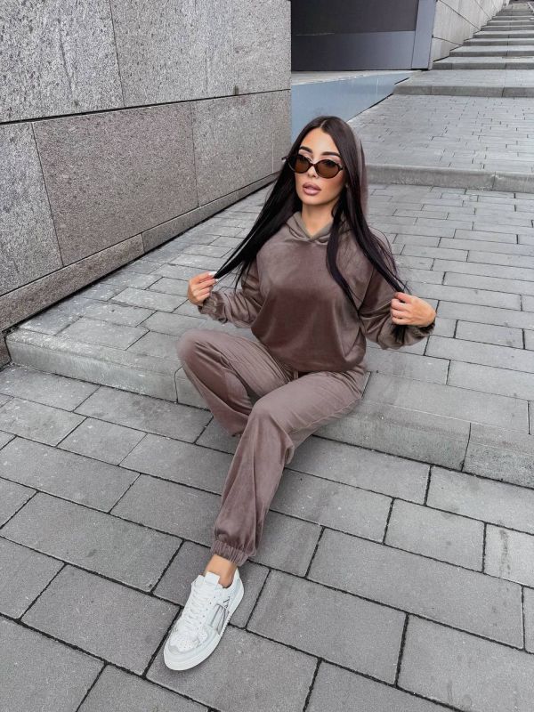 Женский велюровый костюм цвета мокко