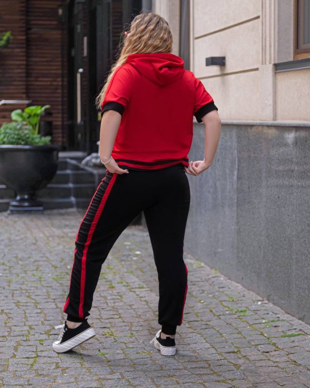 Легкий спортивный костюм красного цвета
