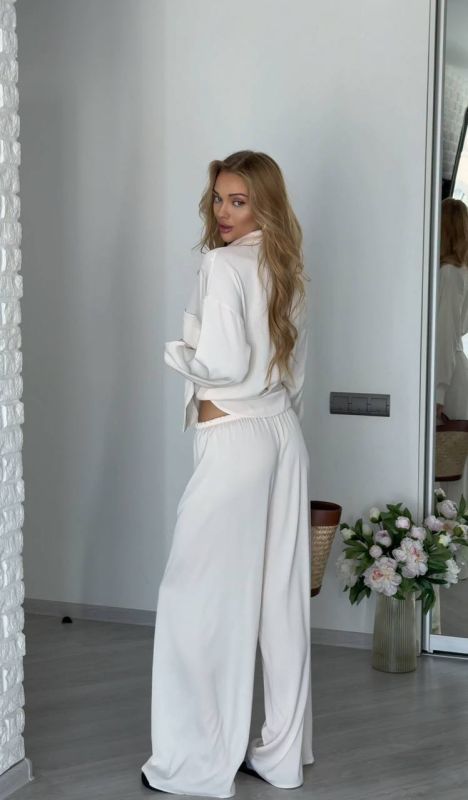 Аккуратный и красивый женский костюм цвета айвори