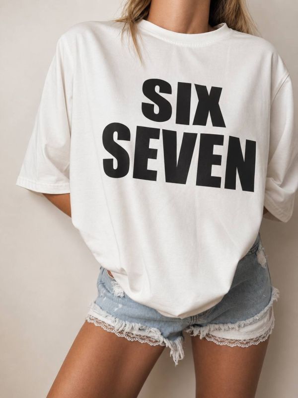 Футболка с трендовой надписью SIX SEVEN