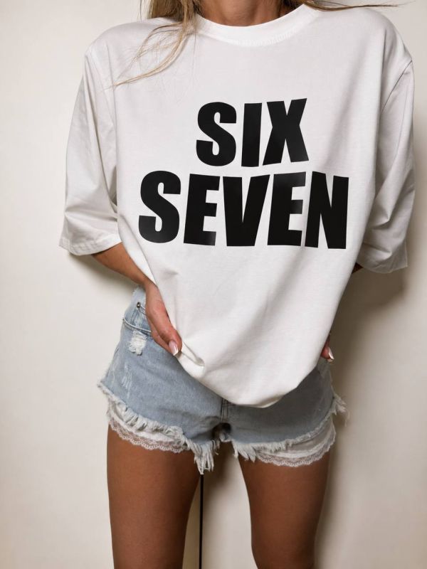 Футболка с трендовой надписью SIX SEVEN