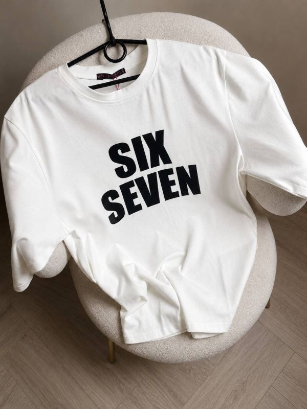 Футболка с трендовой надписью SIX SEVEN