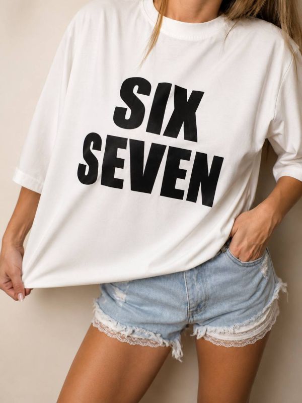 Футболка с трендовой надписью SIX SEVEN