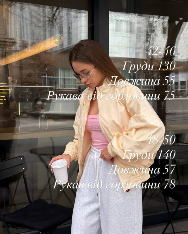 Короткий бомбер черного цвета